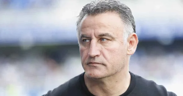 Portrait de Christophe Galtier au visage sérieux, en lien avec son refus du banc de l'Olympique de Marseille.