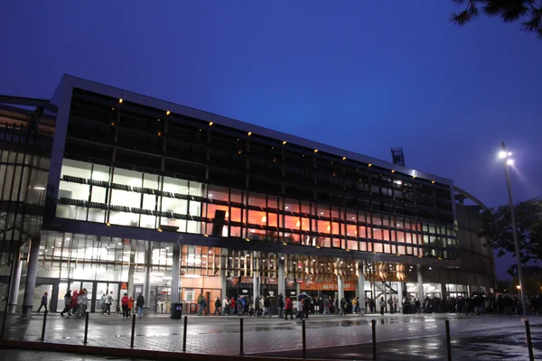 L'entrée est du stade du Moustoir à Lorient à la tombée de la nuit.