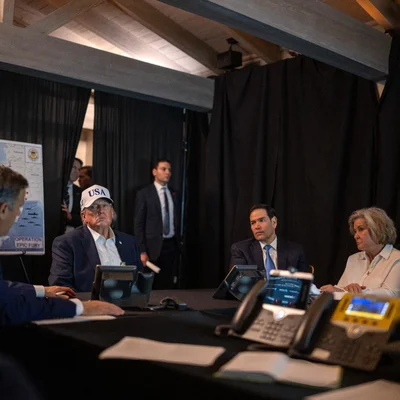 Une équipe de gestion de crise réunie dans une salle d'opération militaire stratégique.