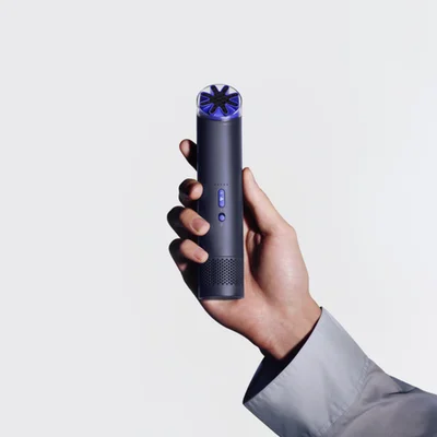 Le ventilateur révolutionnaire portable de Dyson en coloris gris foncé.