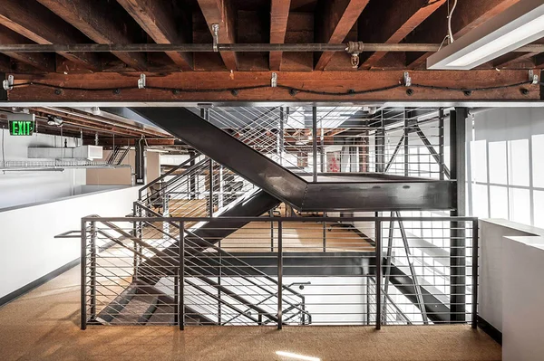 L'architecture industrielle intérieure du siège de Pinterest à San Francisco.