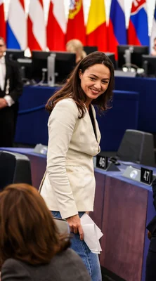 Chloé Ridel posant dans un cadre institutionnel.