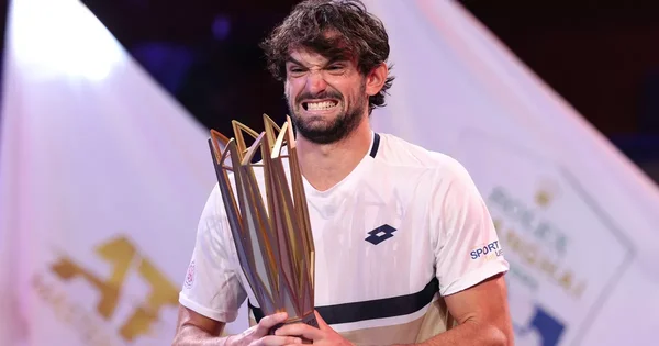 Valentin Vacherot brandissant son trophée lors d'une cérémonie de remise des prix.