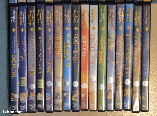 Une collection de DVD Disney en série numérotée alignée sur une étagère.