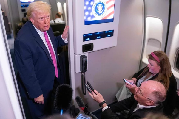 Donald Trump échange avec la presse à bord de l'avion présidentiel.