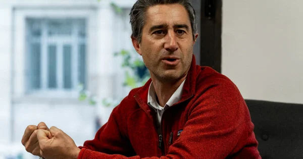 François Ruffin s'exprimant avec gestes lors de son meeting de lancement pour la présidentielle 2027 à Lyon.