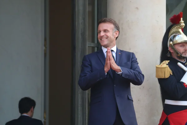 Le président indonésien Prabowo Subianto saluant devant le palais de l'Élysée.