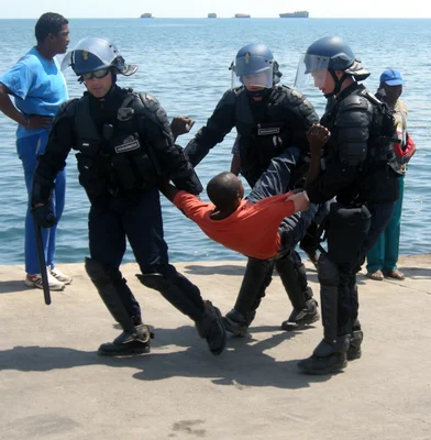 Des gendarmes mobiles intervenant sur un quai pour maîtriser un individu à Mayotte.