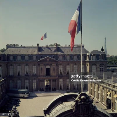 Le Palais de l'Élysée avec la tour Eiffel en arrière-plan.