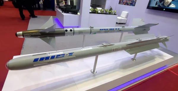 Maquettes de missiles IRIS-T et AIM-9L exposées lors d'un salon international.