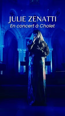 Julie Zenatti en concert à Cholet, sur une scène éclairée en bleu.