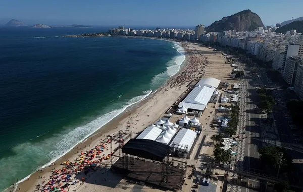 Installation des structures et de la scène pour le concert de Shakira sur une plage de Rio de Janeiro.