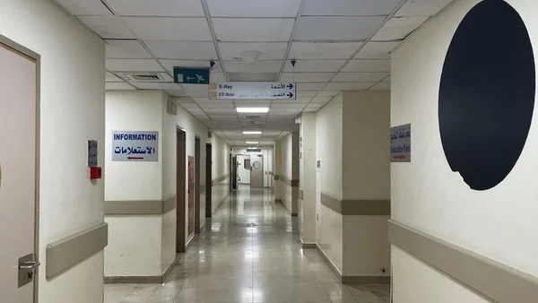 Un couloir d'hôpital au Liban, symbole de la fragilité du système de santé face au spectre de la guerre.