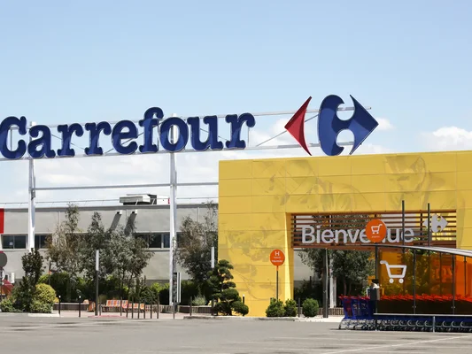 Extérieur d'un magasin Carrefour, enseigne concernée par le rappel d'avocats contaminés au cadmium.
