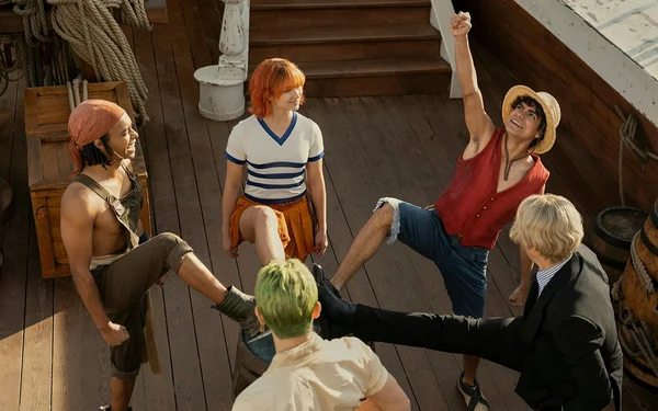 L'équipage au Chapeau de Pueil sur le pont du navire dans l'adaptation live-action de One Piece.