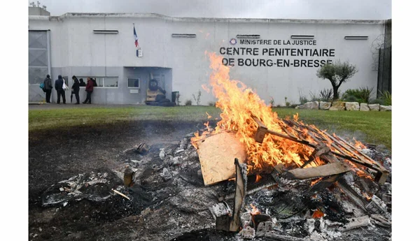 Action de blocage et feu de pneus devant le Centre Pénitentiaire de Bourg-en-Bresse pour protester contre la surpopulation.