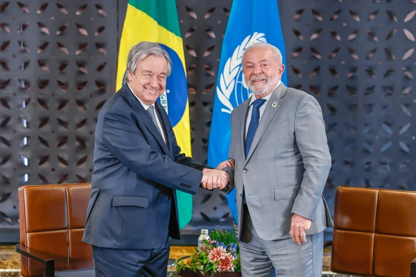 António Guterres et Luiz Inácio Lula da Silva lors d'une rencontre à Hiroshima, Japon.