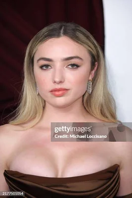 Peyton Roi List vêtue d'une robe marron.
