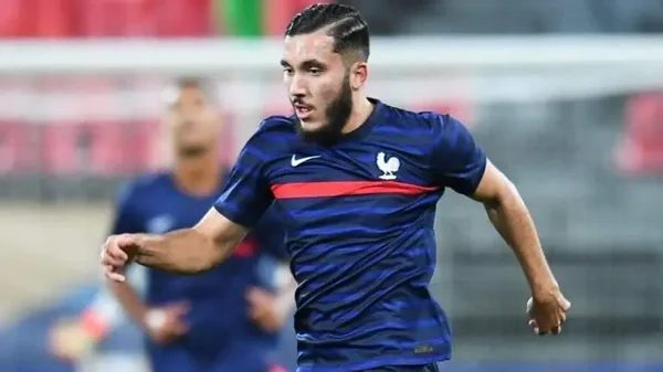 Rayan Cherki en pleine action lors d'un match, entouré de ses partenaires.