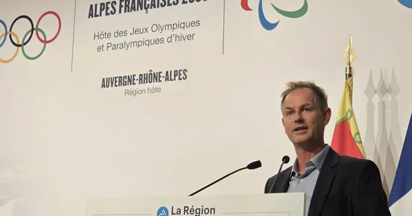 Edgar Grospiron s'exprimant sur l'organisation des JO Alpes 2030.