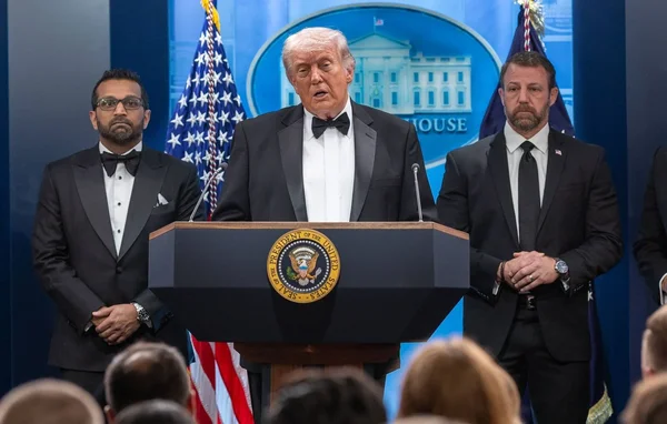 Donald Trump s'exprimant au podium avant les incidents du gala de Washington.