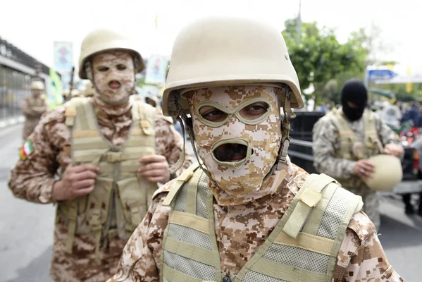 Soldats iraniens en équipement de camouflage complet.