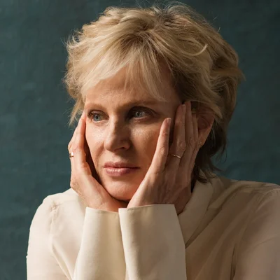 Siri Hustvedt dans une pose pensive lors d'une interview pour The Guardian.