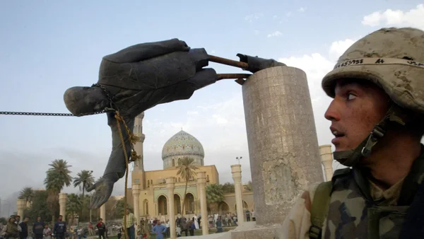 Un soldat américain assistant à la chute de la statue à Bagdad lors de la guerre d'Irak