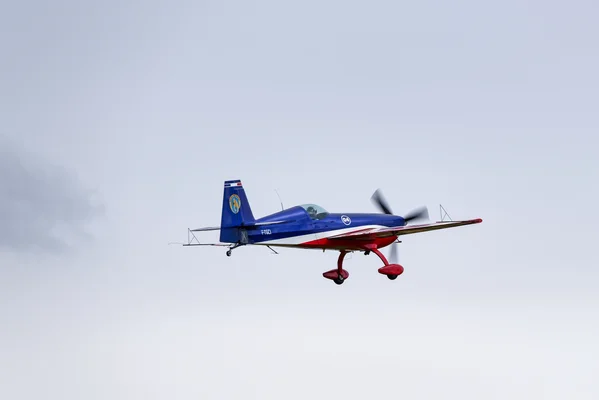 Un avion Extra 330 SC de l'armée de l'air en vol lors du meeting aérien de clôture du championnat de France 2016 de voltige.