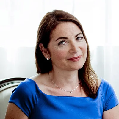 Portrait de Katya Adler en haut bleu.