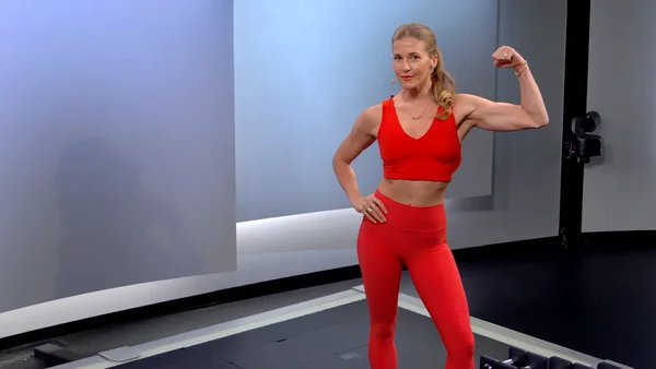 L'instructrice Rebecca Kennedy lors d'une séance de renforcement musculaire Peloton.