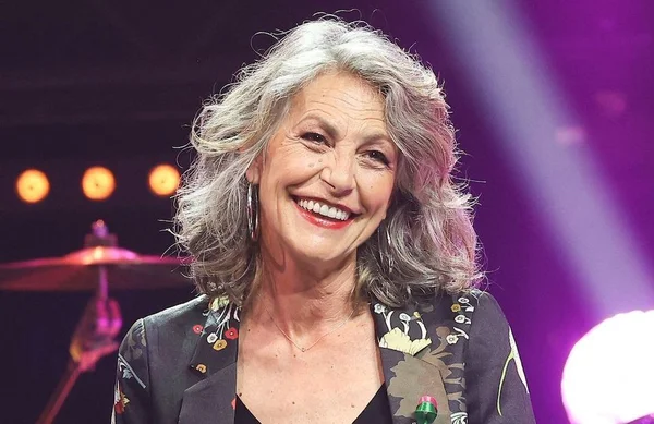 Lio arborant un look blond et audacieux pour son retour sur scène.