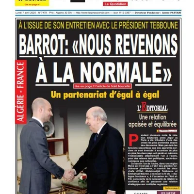 Drapeaux français et algériens déployés au grand air dans un contexte de relations internationales.