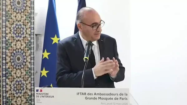 Laurent Nuñez à une tribune devant le drapeau de l'Union européenne.