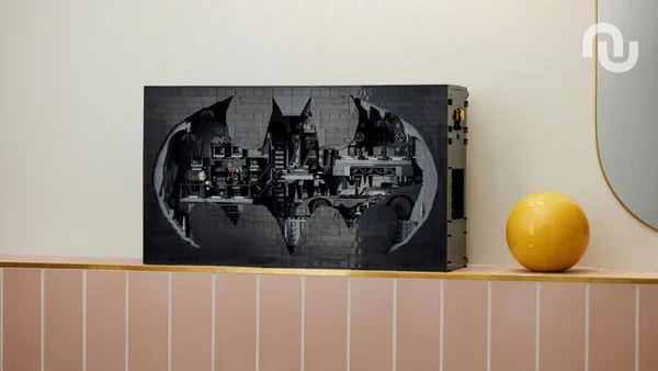 Le set LEGO Batcave Diorama présenté en photographie