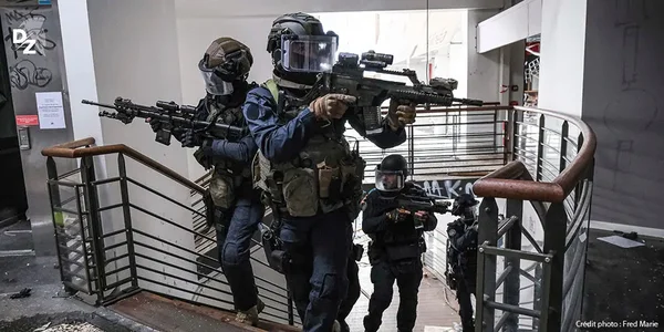 Intervenants du GIGN en progression dans un bâtiment.
