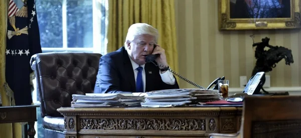 Donald Trump au téléphone depuis son bureau officiel lors de ses appels aux chefs d'État étrangers.