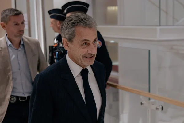 Nicolas Sarkozy arrivant au procès du financement libyen.