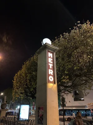 Entrée illuminée de la station de métro Mairie de Montreuil à Montreuil, Seine-Saint-Denis.