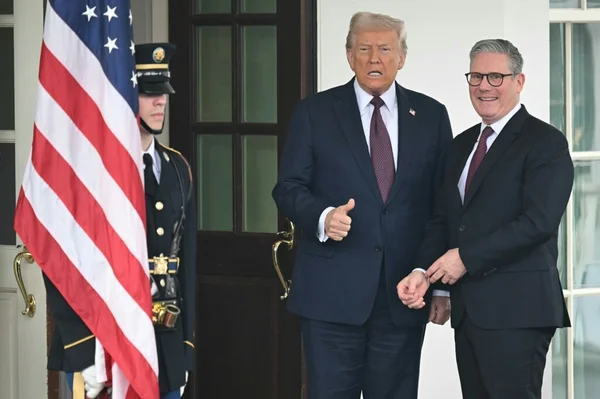 Keir Starmer et Donald Trump lors d'une rencontre, le Premier ministre britannique faisant un pouce en l'air.
