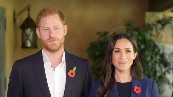 Le prince Harry et Meghan Markle portant le symbole du coquelicot lors d'un événement officiel.