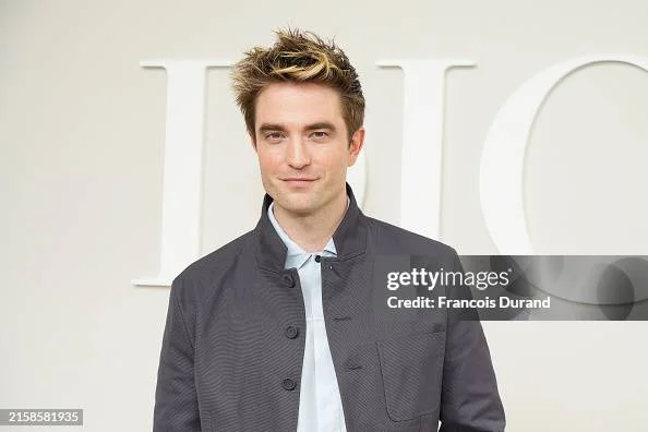 Photo de Robert Pattinson en uniforme de Poudlard pour Harry Potter et la Coupe de Feu.