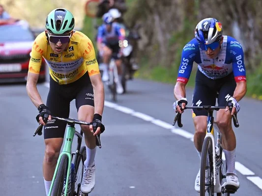 Paul Seixas et un autre coureur lors d'une compétition cycliste.