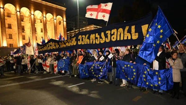 Rassemblement massif de manifestants pro-européens à Tbilissi avant les élections législatives.