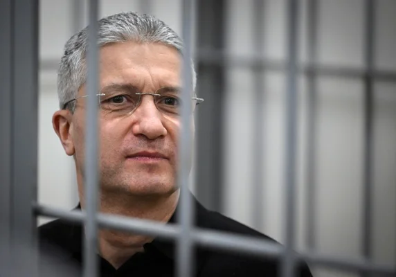 Un ancien vice-ministre de la Défense russe dans le box des accusés.