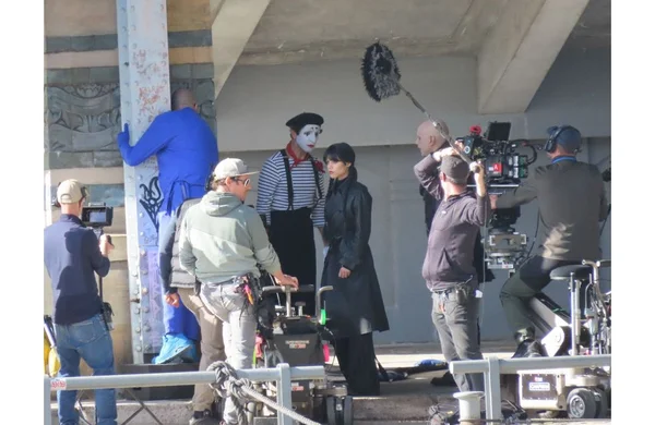 Images des coulisses du tournage de la saison 3 de Mercredi à Paris.