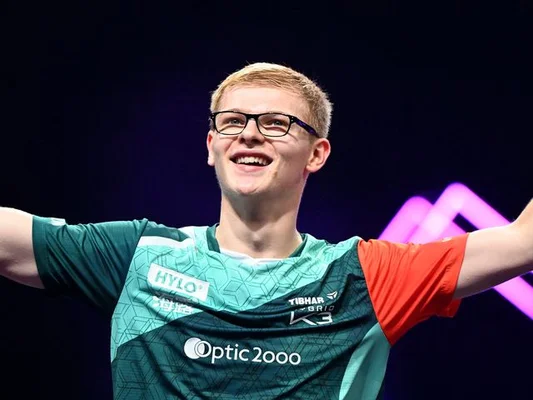 Félix Lebrun en pleine exultation sous un éclairage théâtral