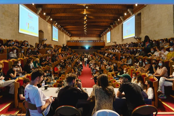 Table-ronde au FRAMES Festival dans la salle du Conclave devant un public masqué.