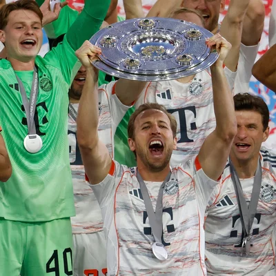 Bayern Munich : les images de Kane qui soulève enfin le premier trophée de sa carrière