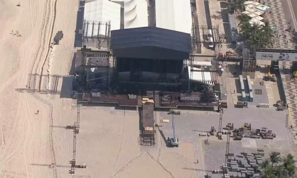 Vue aérienne du chantier de montage de la scène du concert de Shakira à Copacabana, Rio de Janeiro.